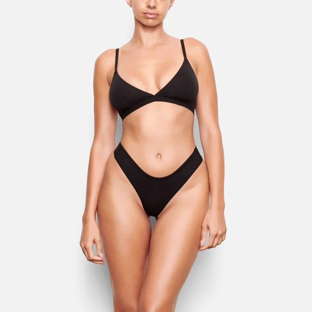 SKIMS fits everybody triangle bra in onyx - Picture 2 of 3